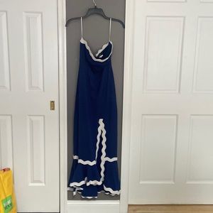 Dress Strapless dress. Dress has a slit on the side.